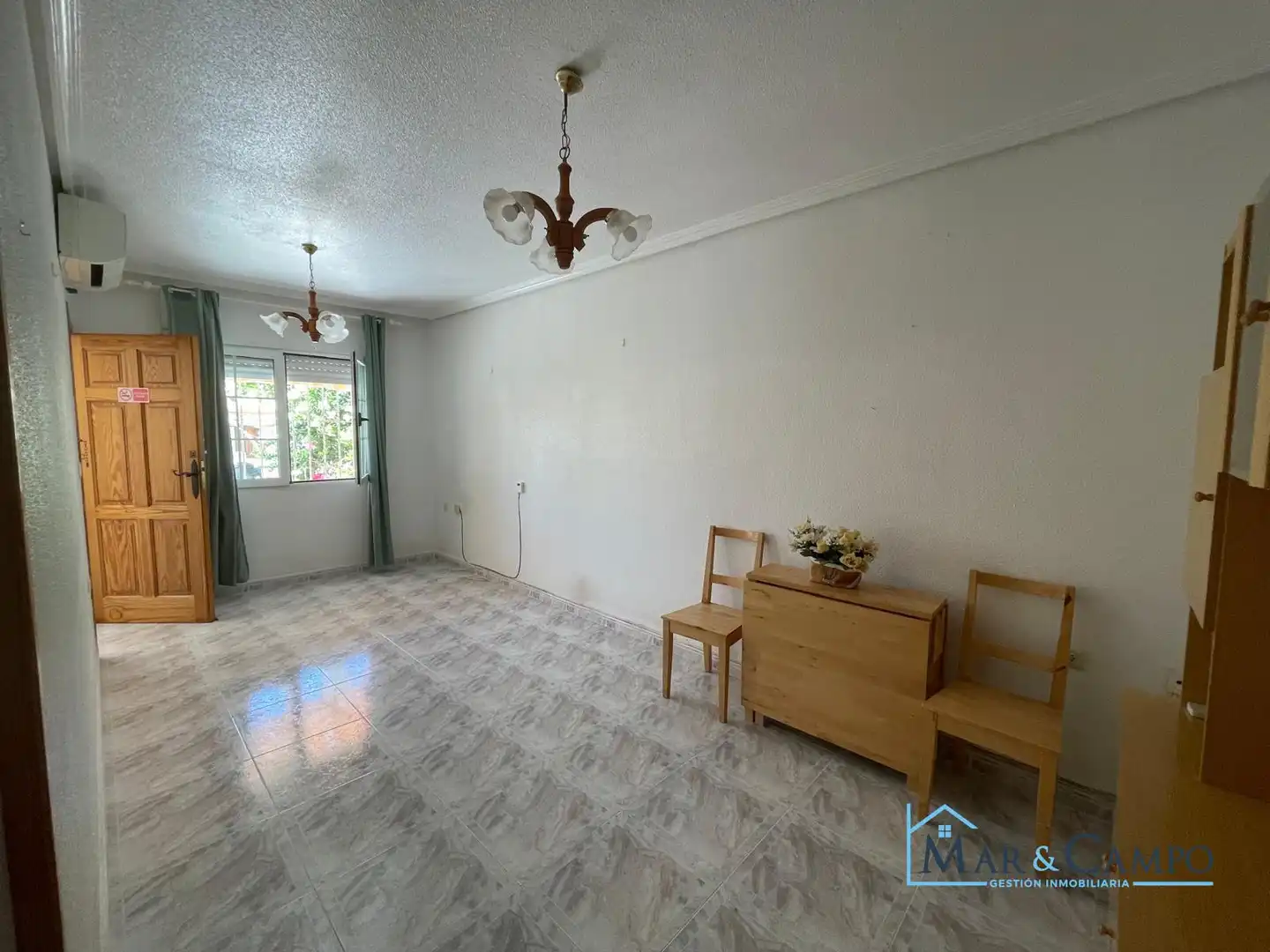 Sala d'estar de Casa adosada en venda en Los Alcázares amb Aire condicionat, Jardí privat i Moblat