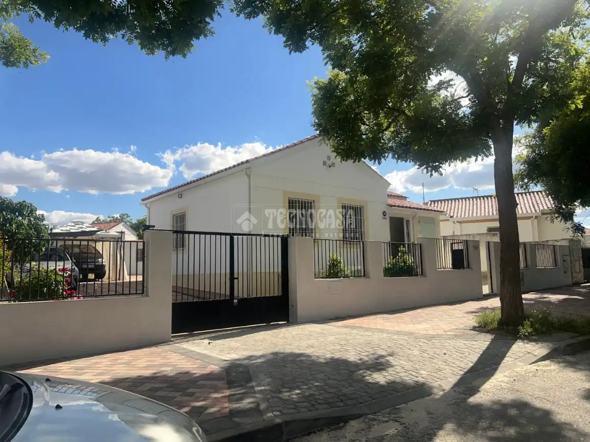 Vista exterior de Casa o chalet en venta en Madrid con Jardín privado y Alarma