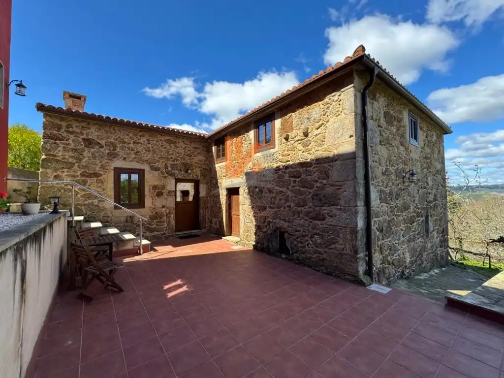 Vista exterior de Casa o xalet en venda en A Estrada  amb Jardí privat, Forn i Balcó