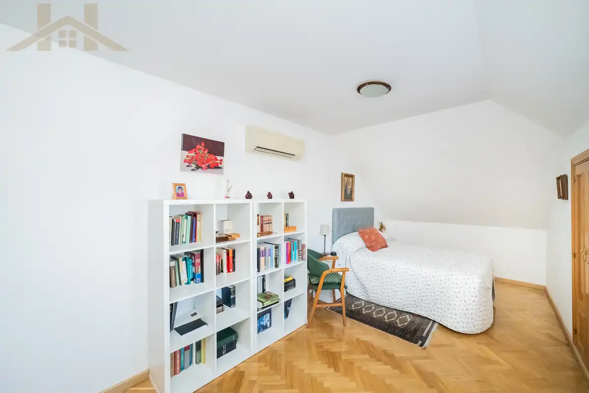Bedroom of Attic for sale in Majadahonda  with Air Conditioner, Heating and Terrace