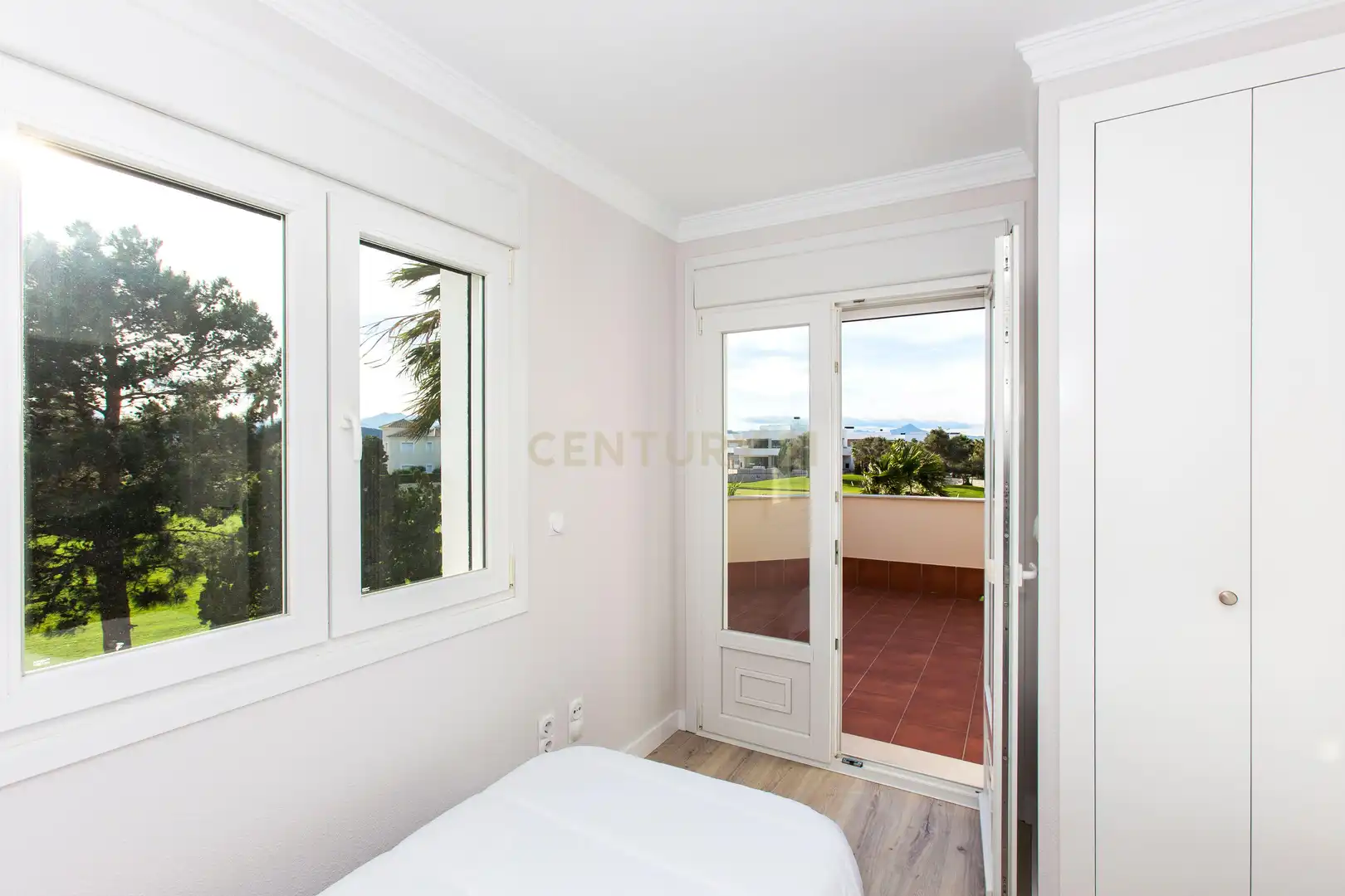 Schlafzimmer von Einfamilien-Reihenhaus zum Verkauf in Oliva mit Klimaanlage, Privatgarten und Ofen