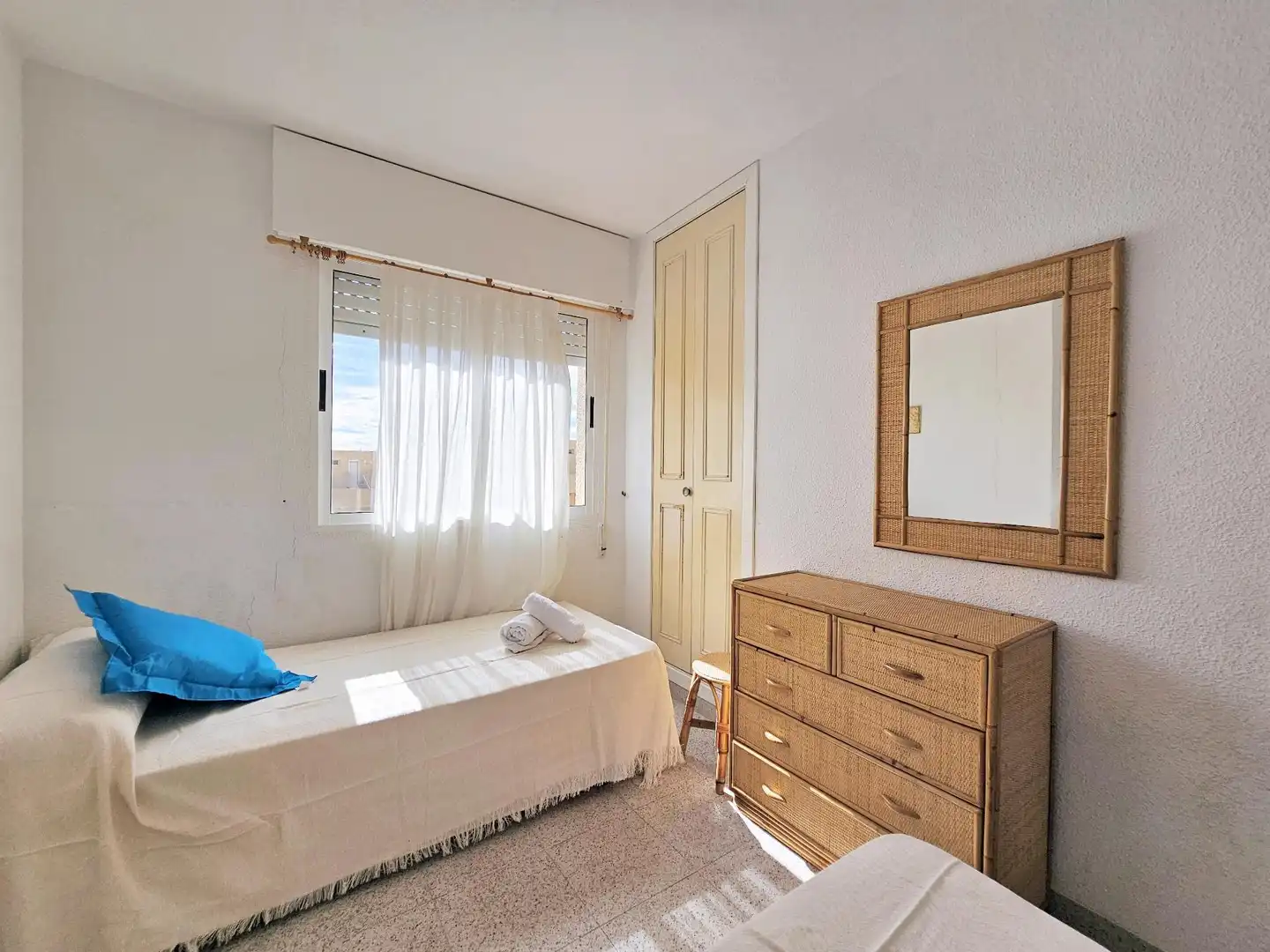 Habitación de Apartamento de alquiler en La Manga del Mar Menor con Terraza y Piscina