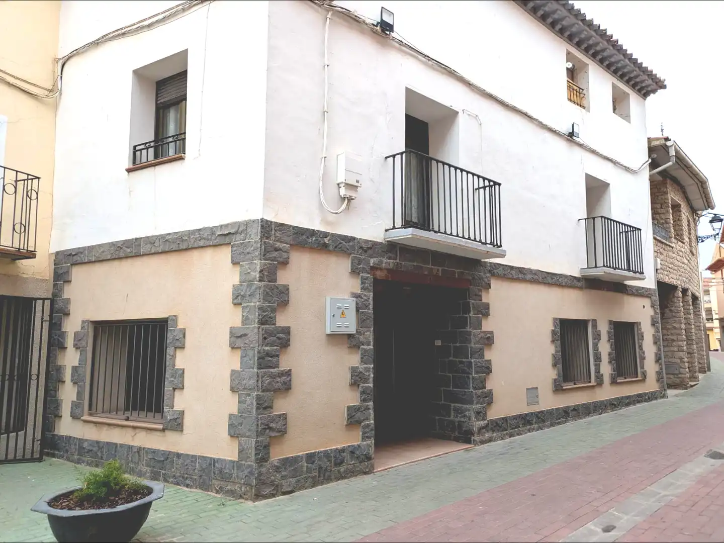 Exterior view of Houses for sale in Quinto  with Balcony