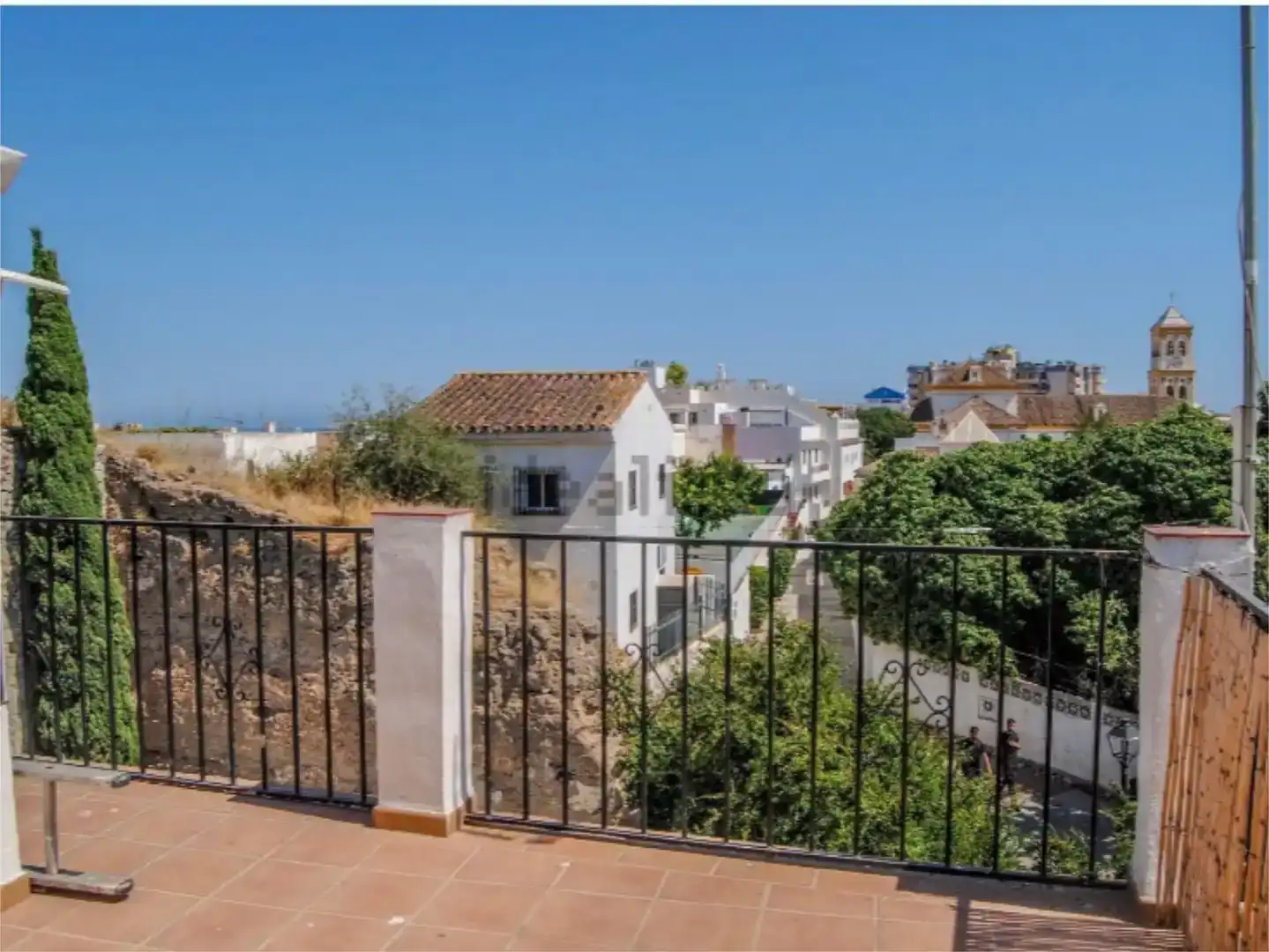 Vista exterior de Casa adosada en venda en Marbella amb Balcó
