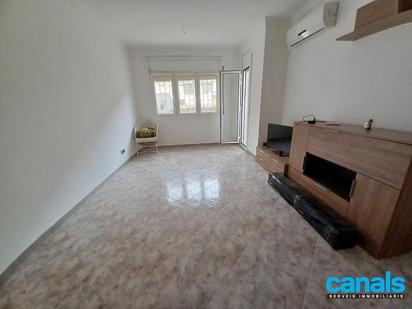 Living room of Flat for sale in Cerdanyola del Vallès  with Air Conditioner, Heating and Oven