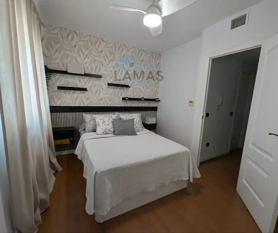 Schlafzimmer von Einfamilien-Reihenhaus zum Verkauf in Navalmoral de la Mata mit Klimaanlage, Heizung und Terrasse