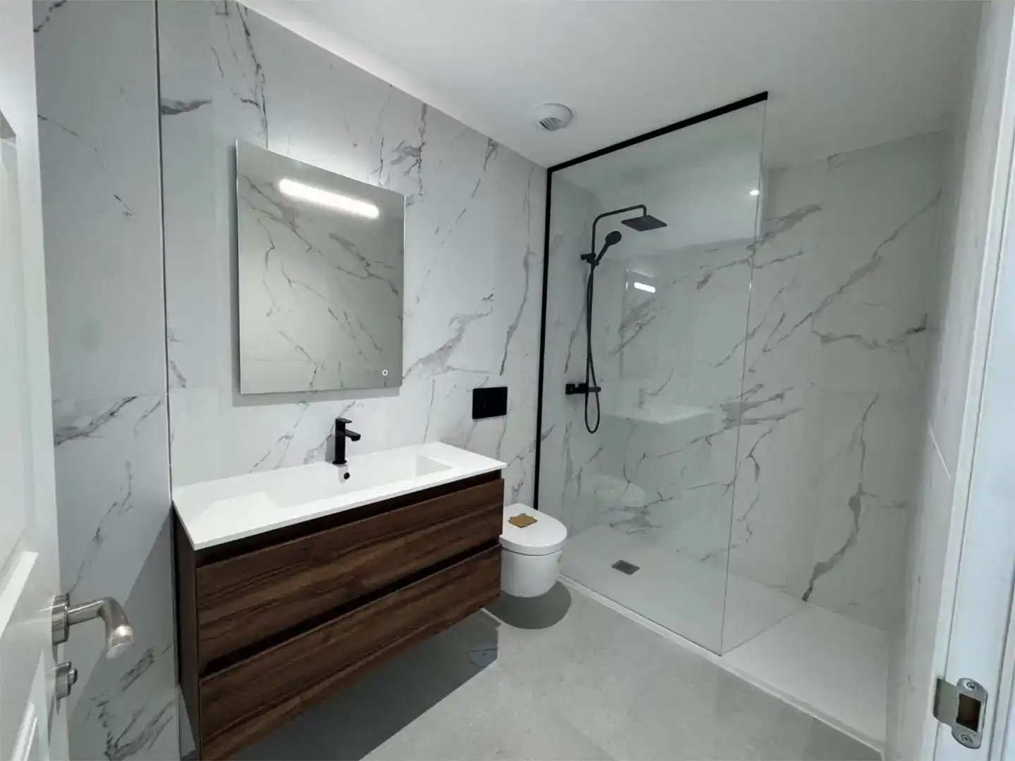 Bathroom of Flat for sale in Torremolinos  with Air Conditioner, Swimming Pool and Balcony