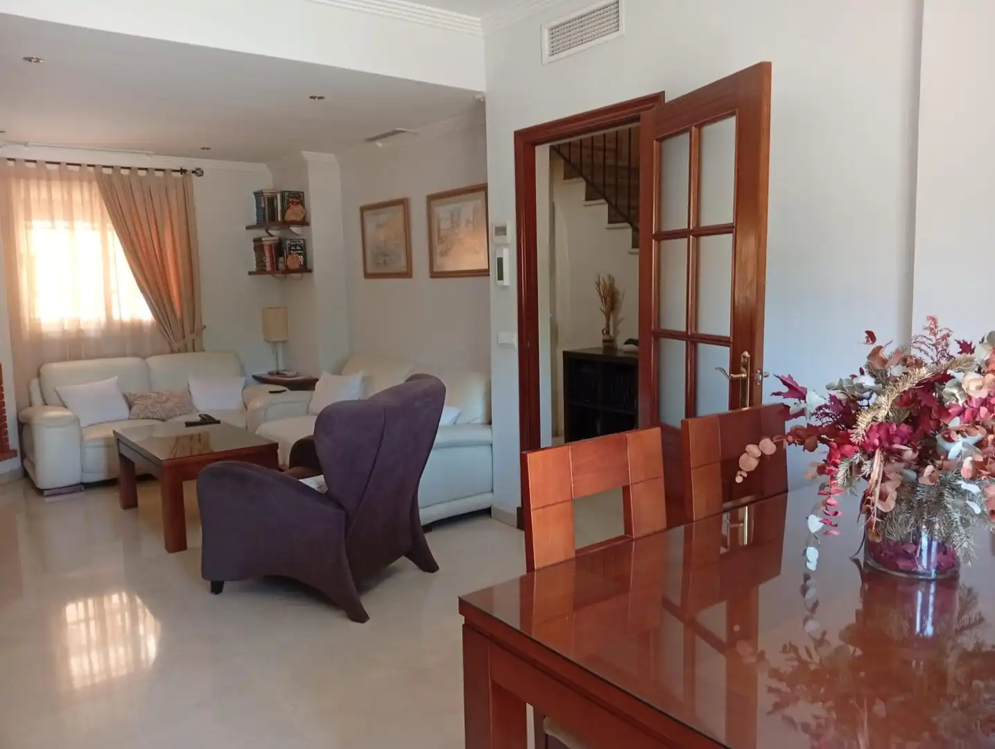 Sala de estar de Casa adosada en venta en Alcalá de Guadaira con Aire acondicionado, Calefacción y Terraza