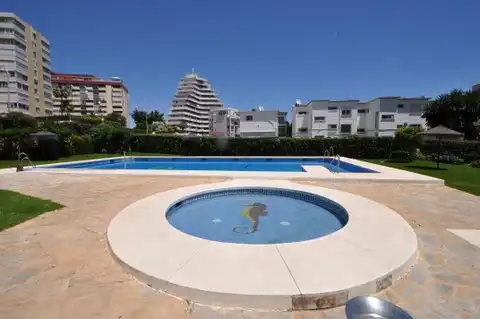 Piscina de Pis de lloguer en Benalmádena amb Aire condicionat, Moblat i Piscina comunitària