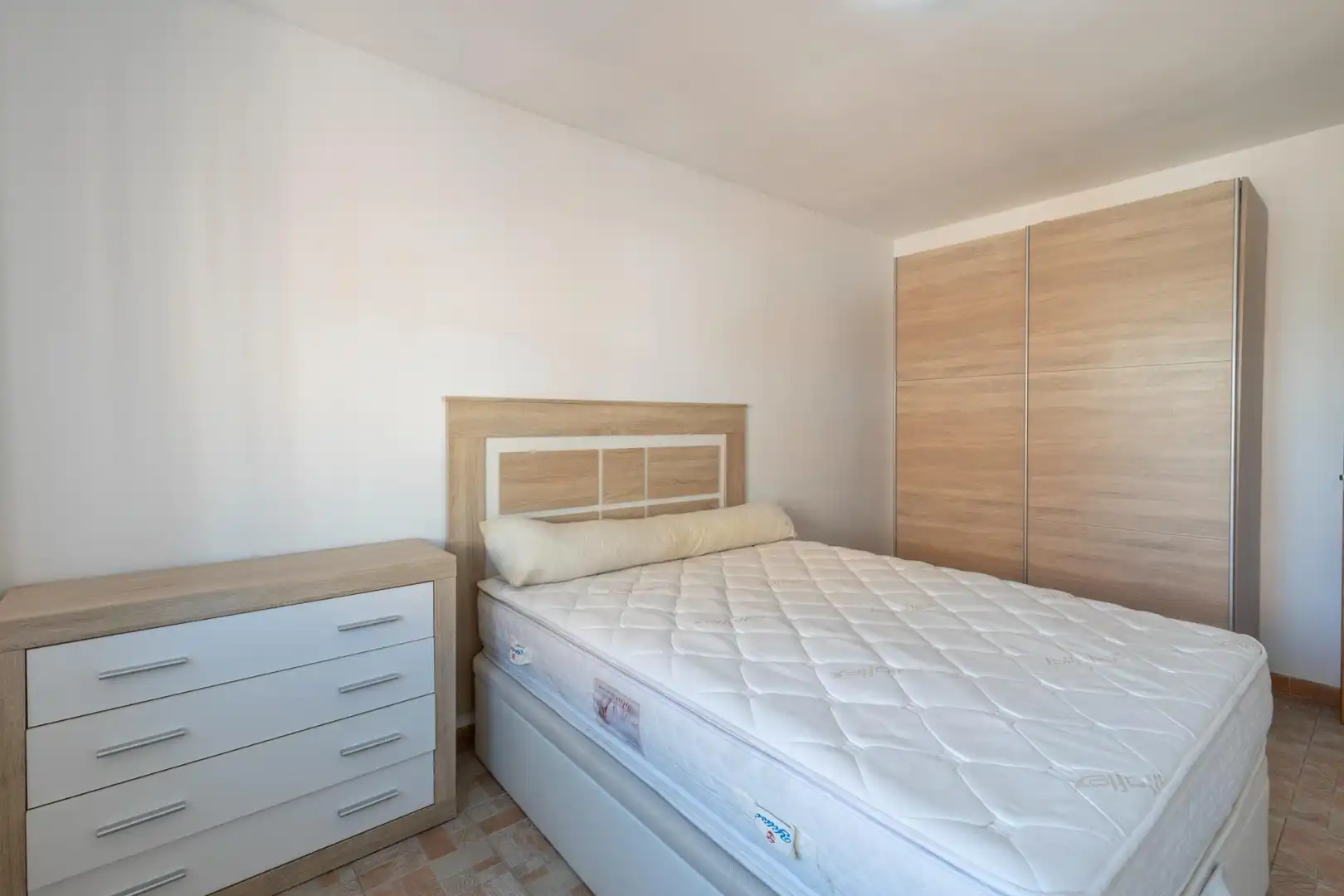 Dormitori de Pis en venda en Granada amb Aire condicionat, Calefacció i Terrassa