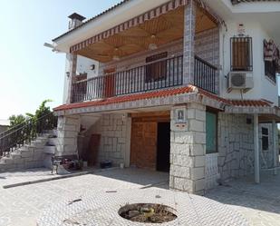 Vista exterior de Casa o xalet en venda en Villanueva de Perales amb Aire condicionat, Terrassa i Piscina