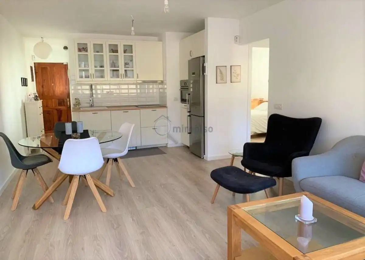Sala d'estar de Pis de lloguer en San Cristóbal de la Laguna amb Parquet