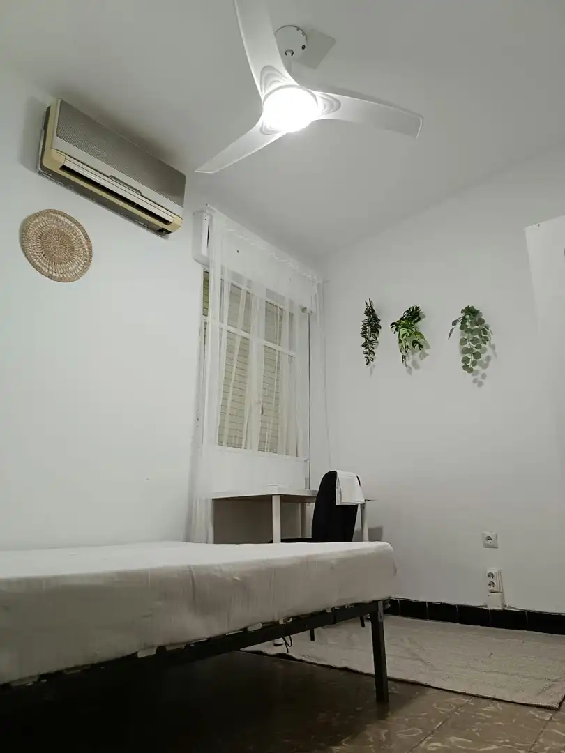 Bedroom of Flat for share in Sevilla  with Washing machine