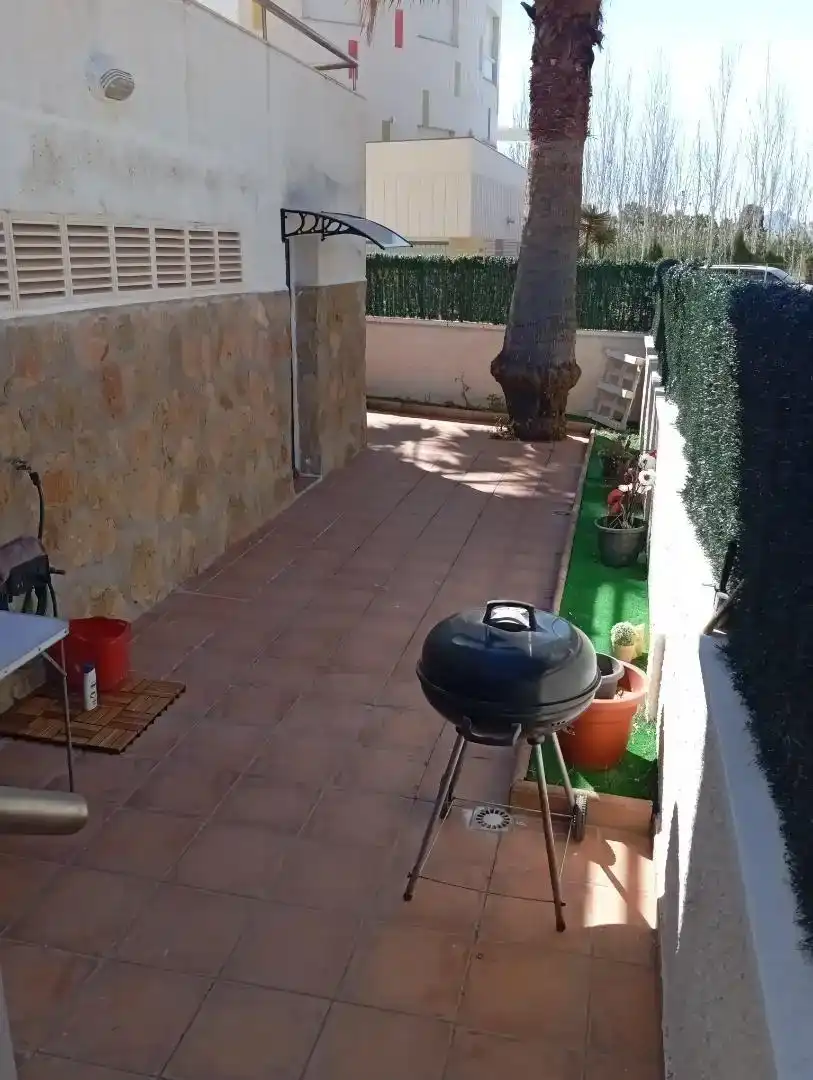Terrasse von Wohnungen zur Miete in Oliva mit Klimaanlage, Privatgarten und Möbliert