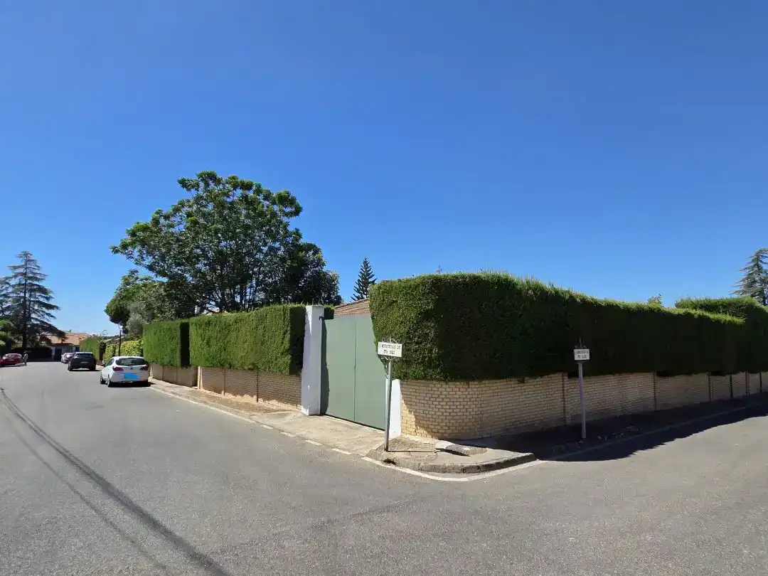 Vista exterior de Casa o xalet en venda en Espartinas amb Aire condicionat i Piscina