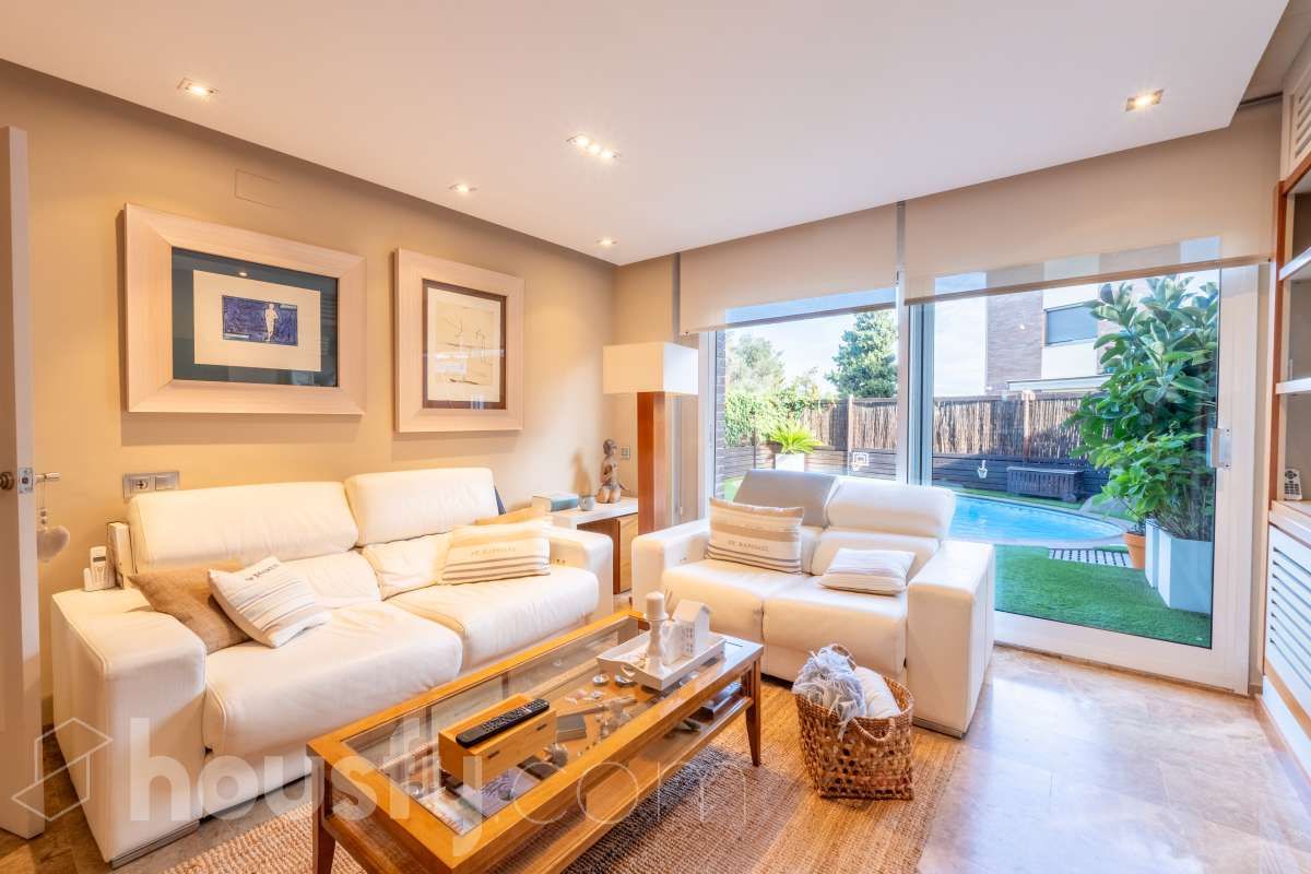 Living room of Single-family semi-detached for sale in Vilanova i la Geltrú  with Air Conditioner, Heating and Private garden