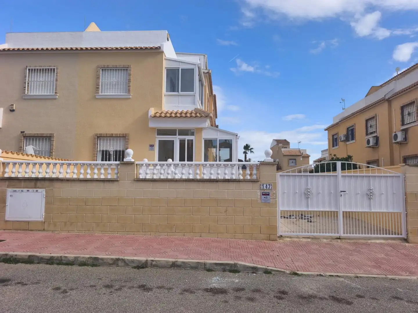 Vista exterior de Casa o xalet en venda en Rojales amb Jardí privat, Terrassa i Piscina