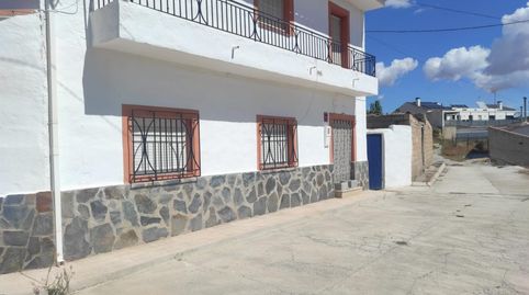 Casa independiente con garaje, patios y amplias posibilidades en Cúllar