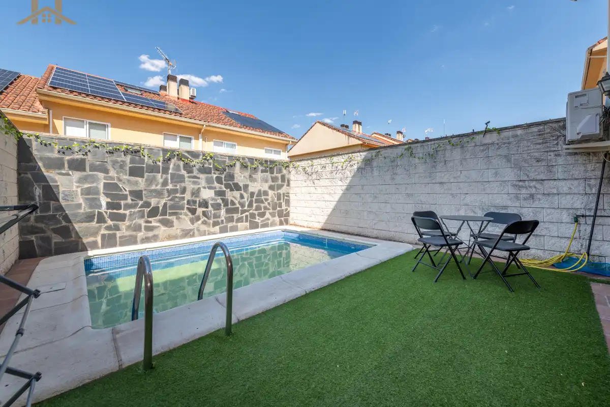 Piscina de Casa adosada en venta en Loeches con Aire acondicionado, Calefacción y Jardín privado