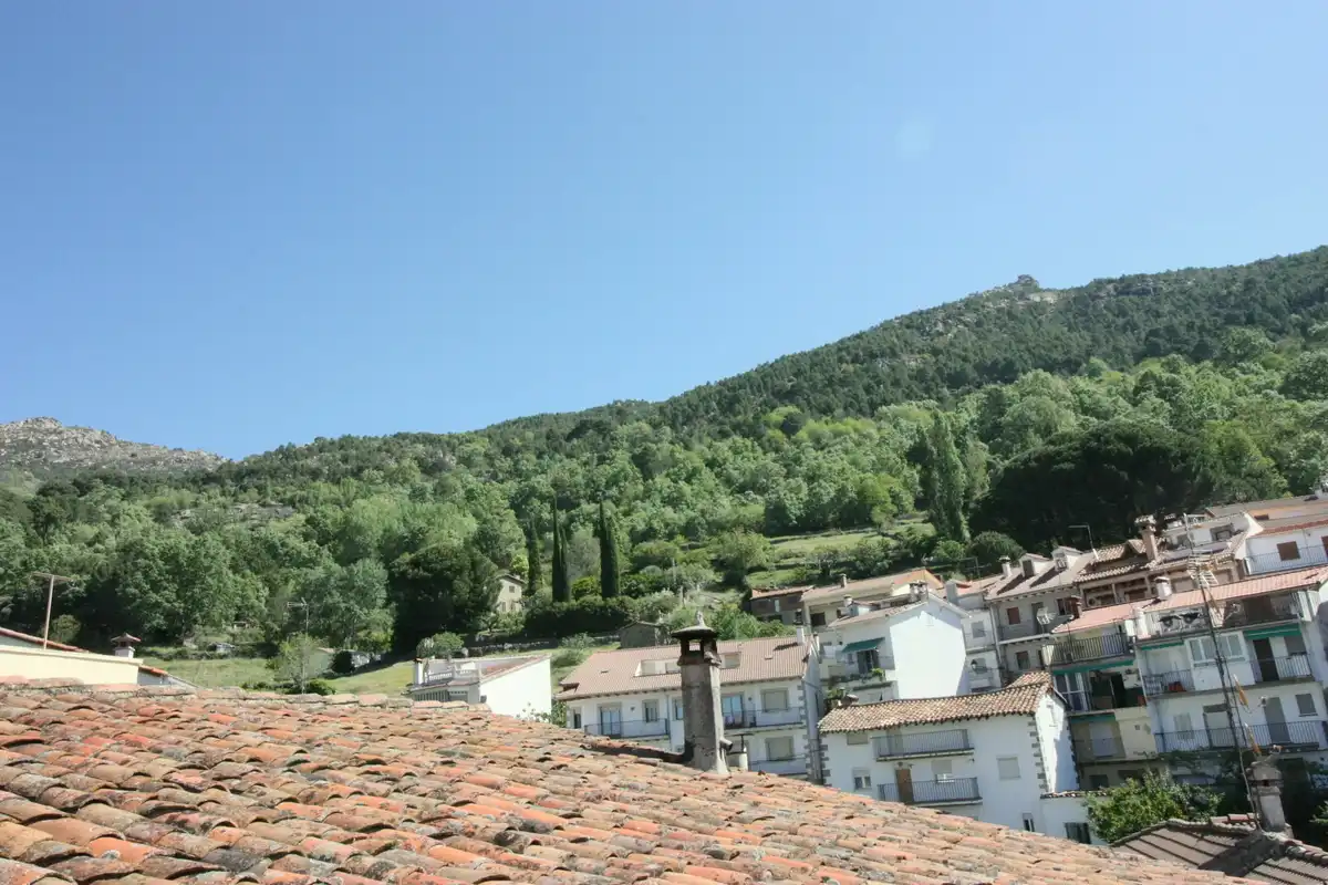 Vista exterior de Casa o xalet en venda en Pedro Bernardo amb Calefacció, Terrassa i Moblat