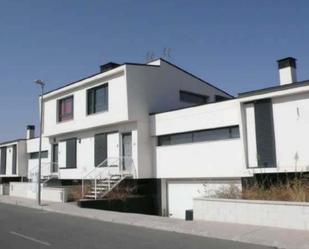 Vista exterior de Casa o xalet en venda en Burguillos de Toledo amb Jardí privat, Terrassa i Traster