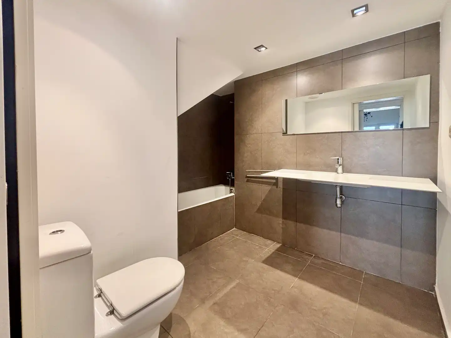 Badezimmer von Dachboden zum Verkauf in Ordizia mit Heizung, Ofen und Waschmaschine