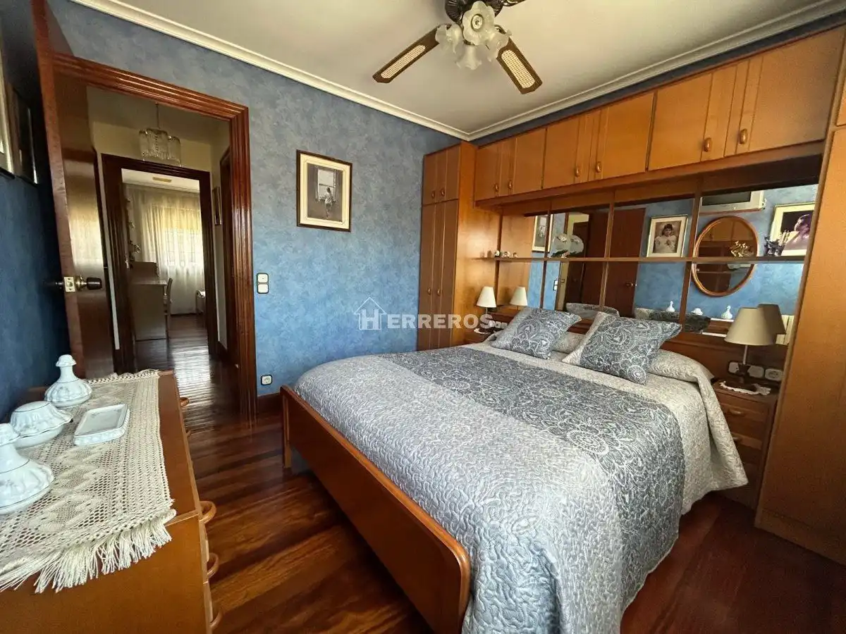 Habitación de Casa adosada en venta en Baños de Río Tobía con Aire acondicionado, Calefacción y Parquet