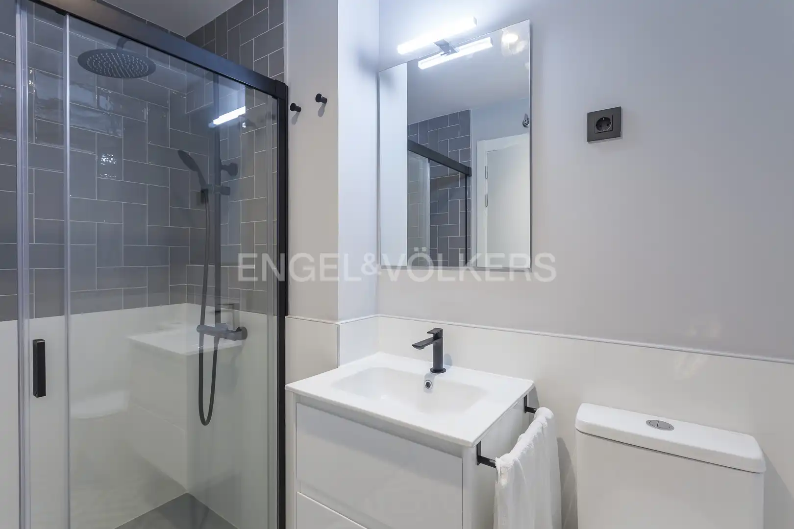 Baño de Piso de alquiler en Madrid con Aire acondicionado, Calefacción y Jardín privado