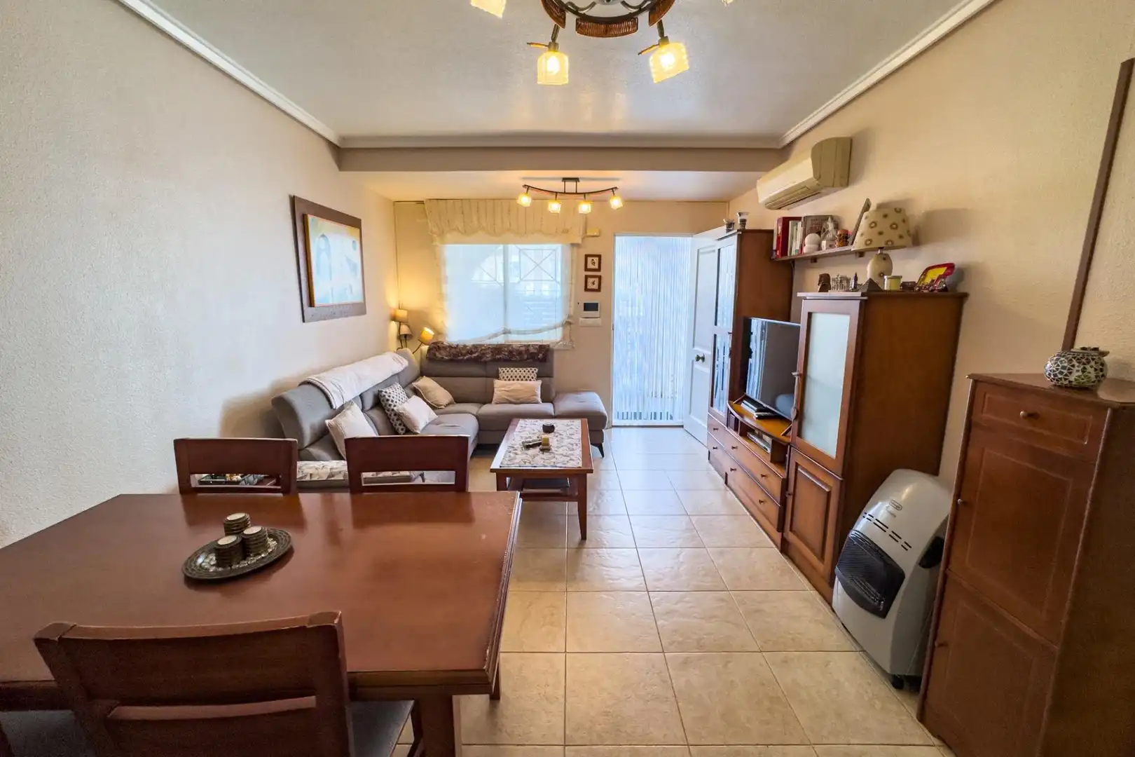 Sala d'estar de Casa adosada en venda en Torrevieja amb Aire condicionat, Jardí privat i Terrassa