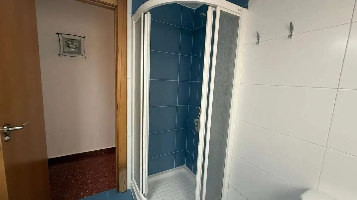 Bany de Pis de lloguer en Granada amb Aire condicionat, Calefacció i Moblat