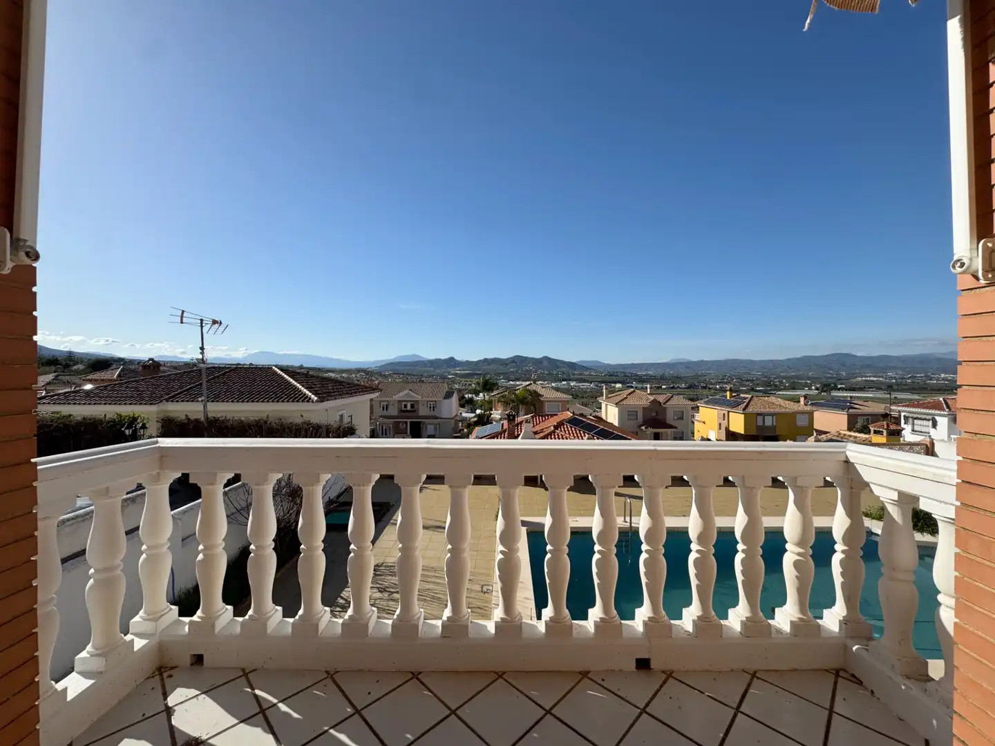 Vista exterior de Casa o xalet en venda en Alhaurín de la Torre amb Aire condicionat, Calefacció i Jardí privat