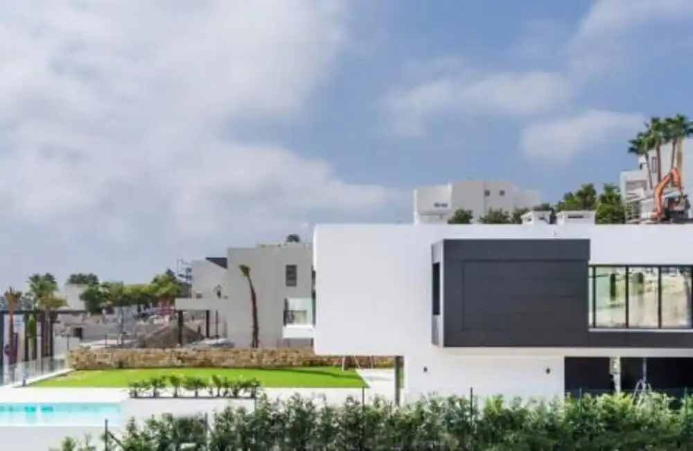 Vista exterior de Casa o xalet de lloguer en Benahavís amb Aire condicionat, Jardí privat i Terrassa