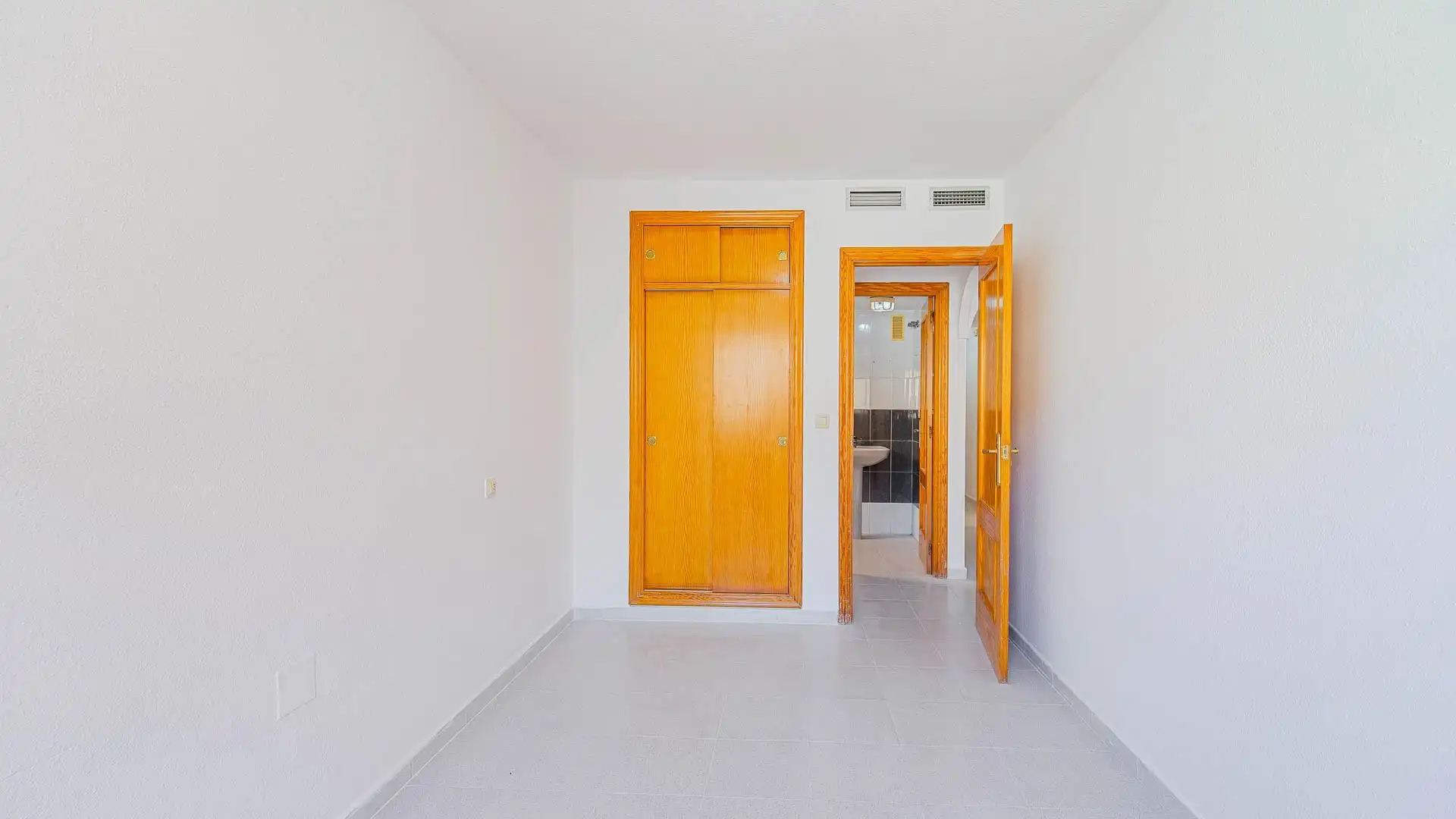 Wohnung zum Verkauf in Torrevieja mit Klimaanlage, Heizung und Privatgarten
