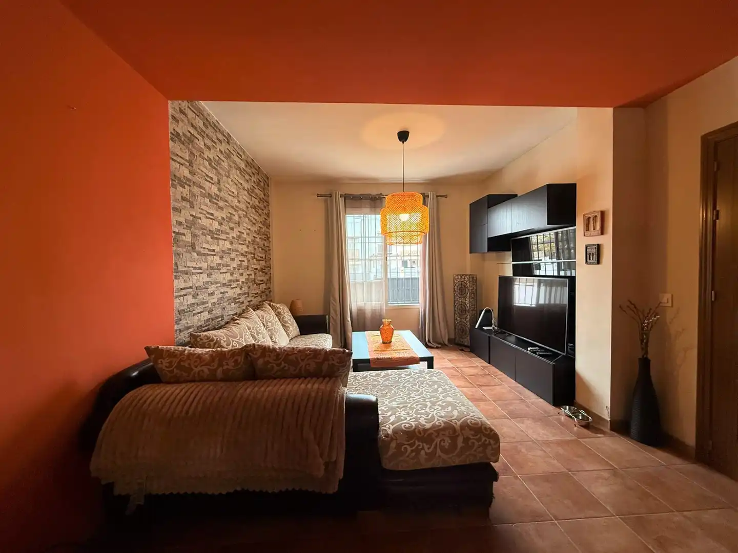 Wohnzimmer von Einfamilien-Reihenhaus zum Verkauf in Dos Hermanas mit Klimaanlage, Möbliert und Ofen