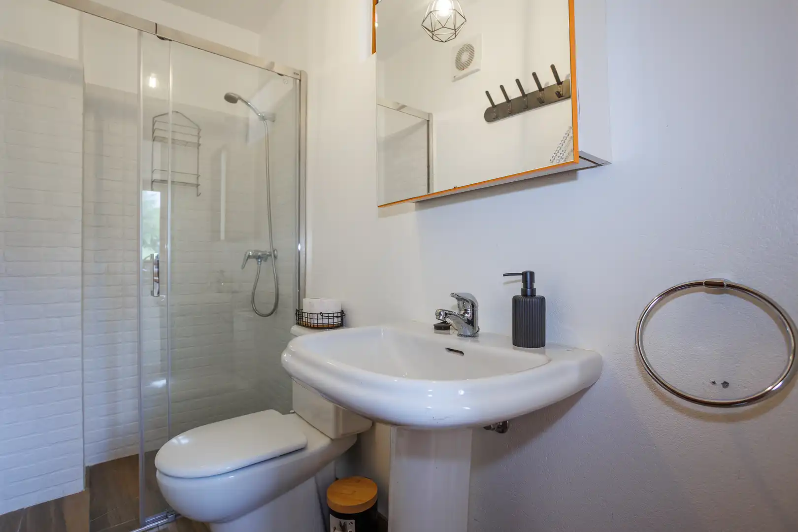 Baño de Local en venta en Ribeira de Piquín con Amueblado