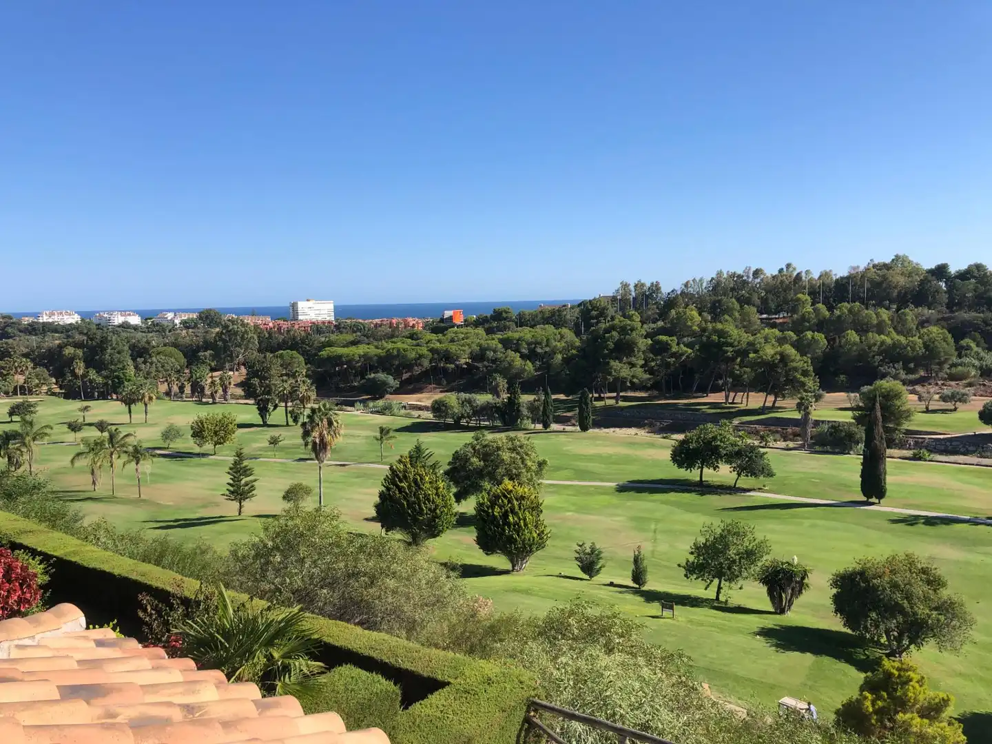 Außenansicht von Wohnungen zum Verkauf in Marbella mit Klimaanlage, Heizung und Privatgarten
