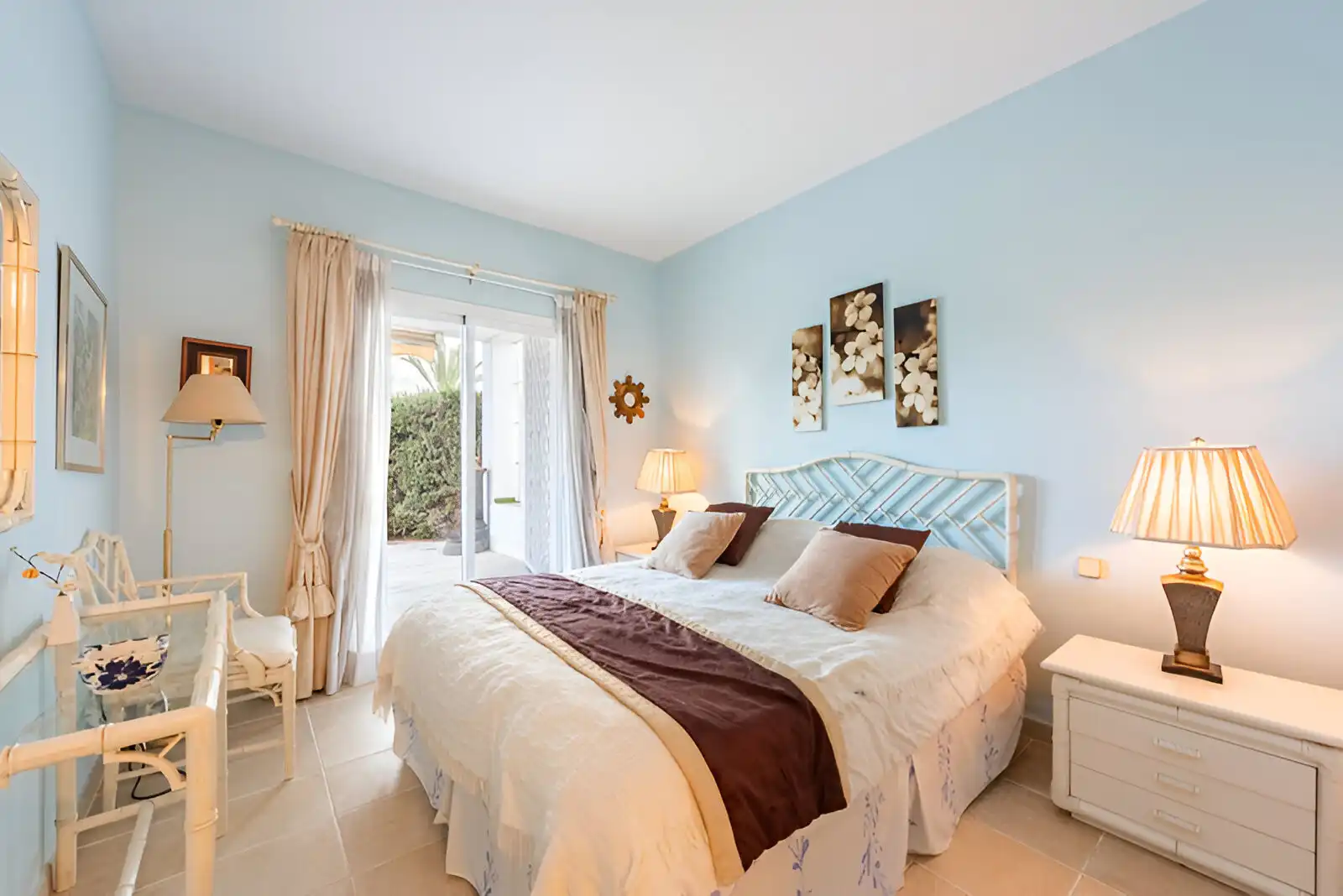 Habitación de Planta baja en venta en Marbella con Aire acondicionado, Terraza y Piscina