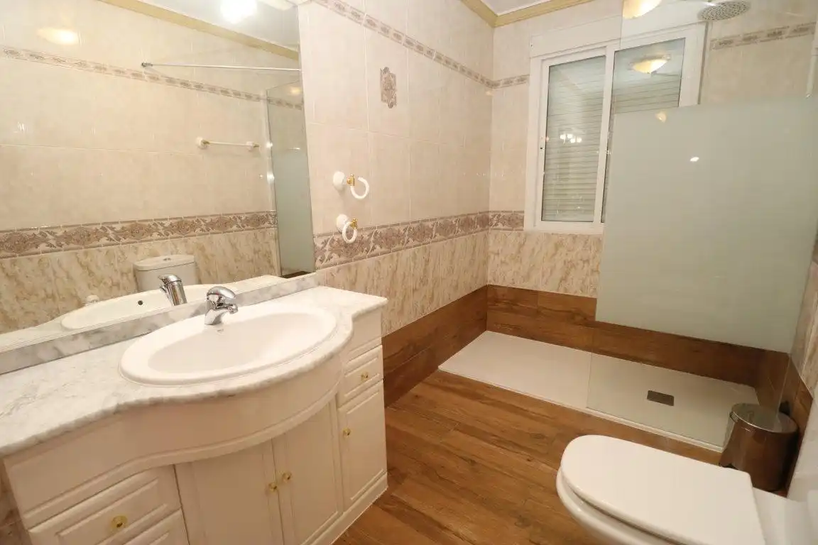 Baño de Casa o chalet de alquiler en Guaro con Jardín privado, Terraza y Trastero