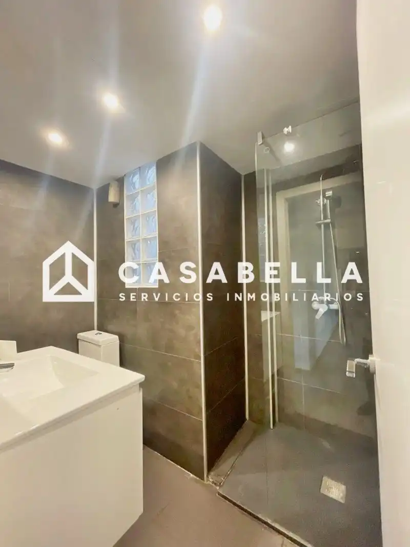 Bathroom of Flat for sale in Valencia  with Air Conditioner, Heating and Terrace