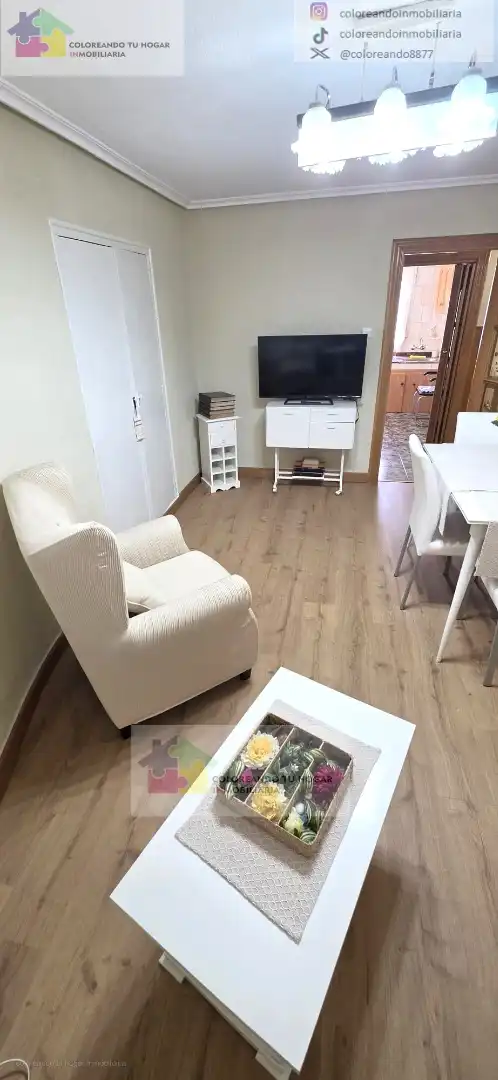 Sala d'estar de Casa o xalet en venda en La Pola de Gordón  amb Calefacció, Jardí privat i Parquet