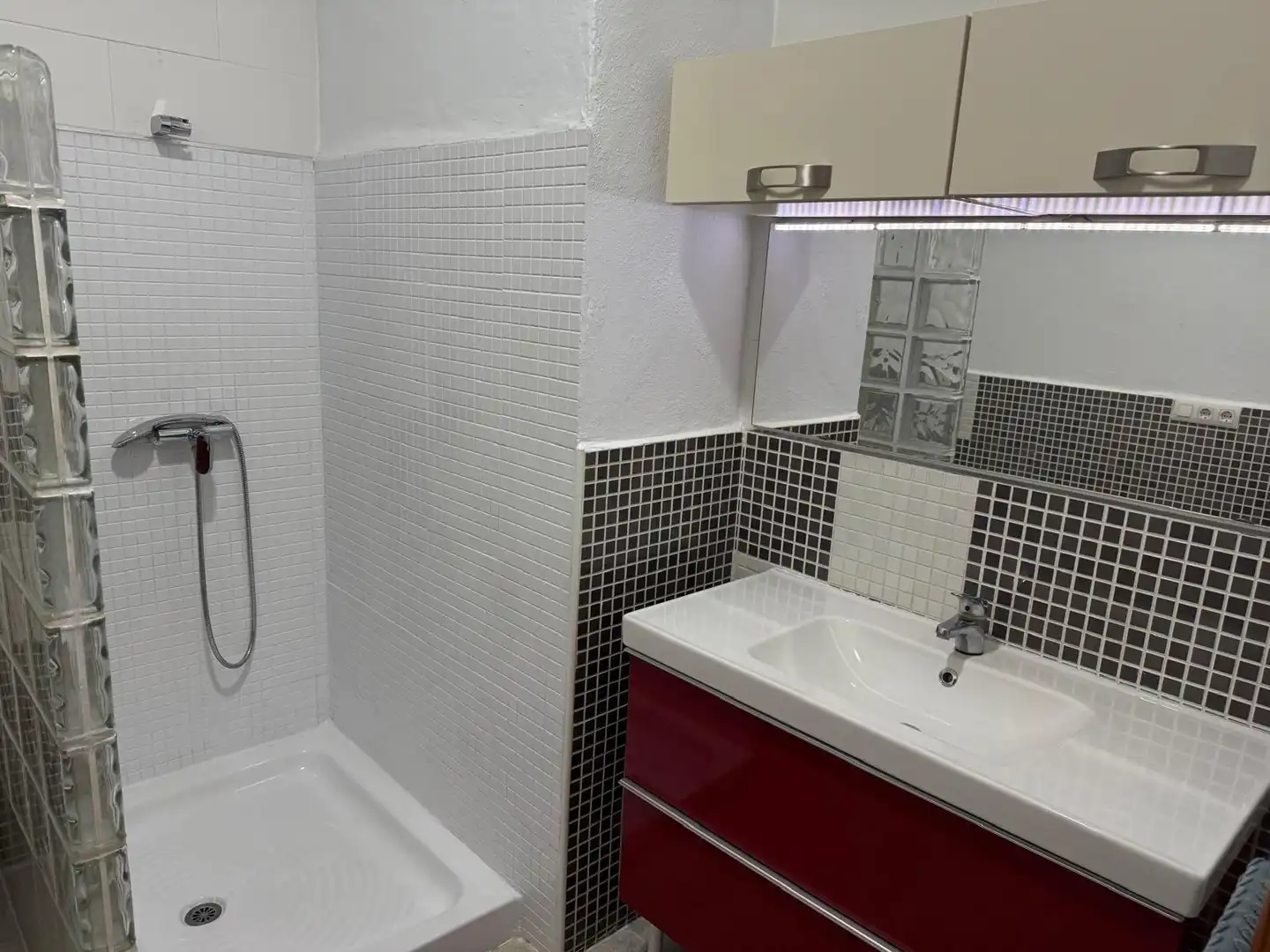 Baño de Piso para compartir en Chiclana de la Frontera con Jardín privado y Amueblado