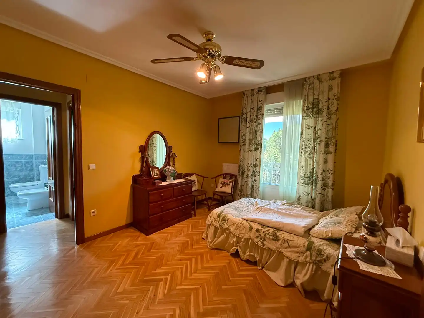 Schlafzimmer von Einfamilien-Reihenhaus zum Verkauf in Santa Marta de Tormes mit Klimaanlage, Heizung und Privatgarten