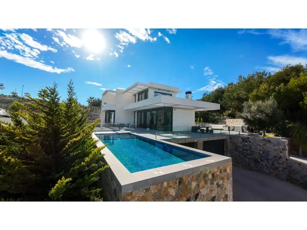 House with pool for sale in Avenida de las Colinas, imagen 2