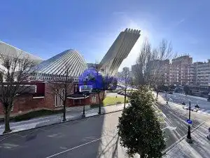 Vista exterior de Oficina en venta en Oviedo  con Calefacción