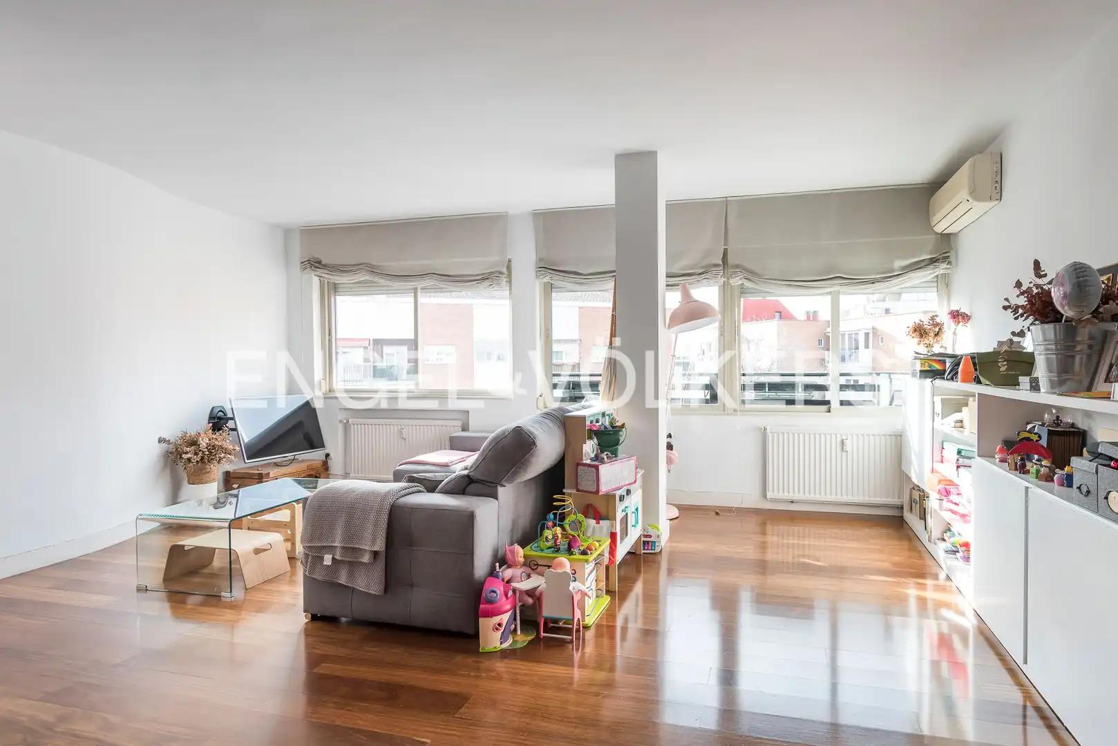 Living room of Flat for sale in Madrid  with Air Conditioner, Heating and Parquet flooring