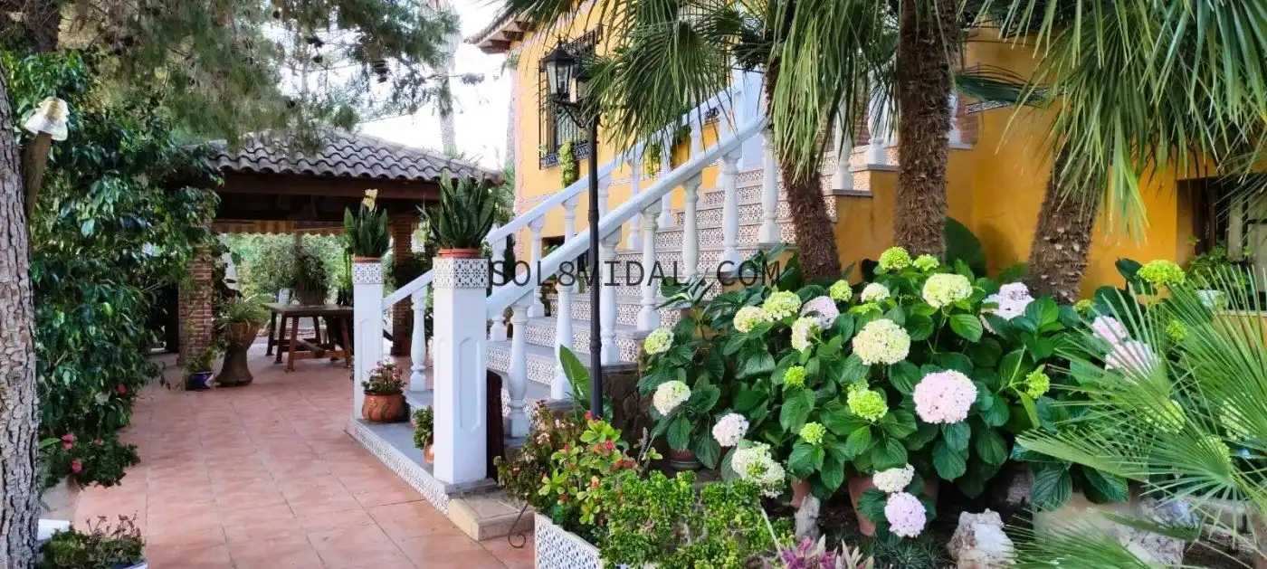 Vista exterior de Casa o xalet en venda en Orihuela amb Calefacció, Jardí privat i Terrassa