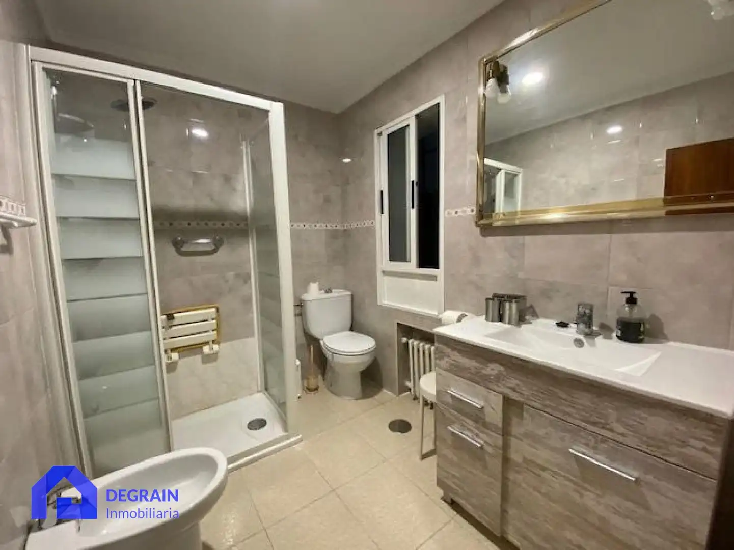 Badezimmer von Erdgeschoss zur Miete in Oviedo  mit Abstellraum und Möbliert