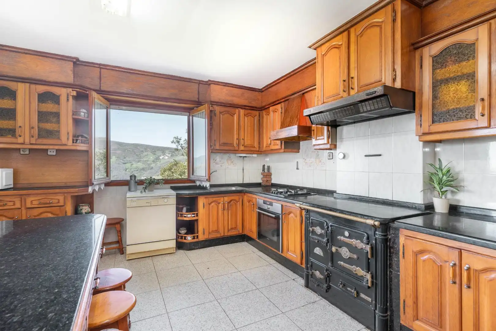 Cuina de Casa o xalet en venda en Cangas del Narcea amb Calefacció, Terrassa i Moblat