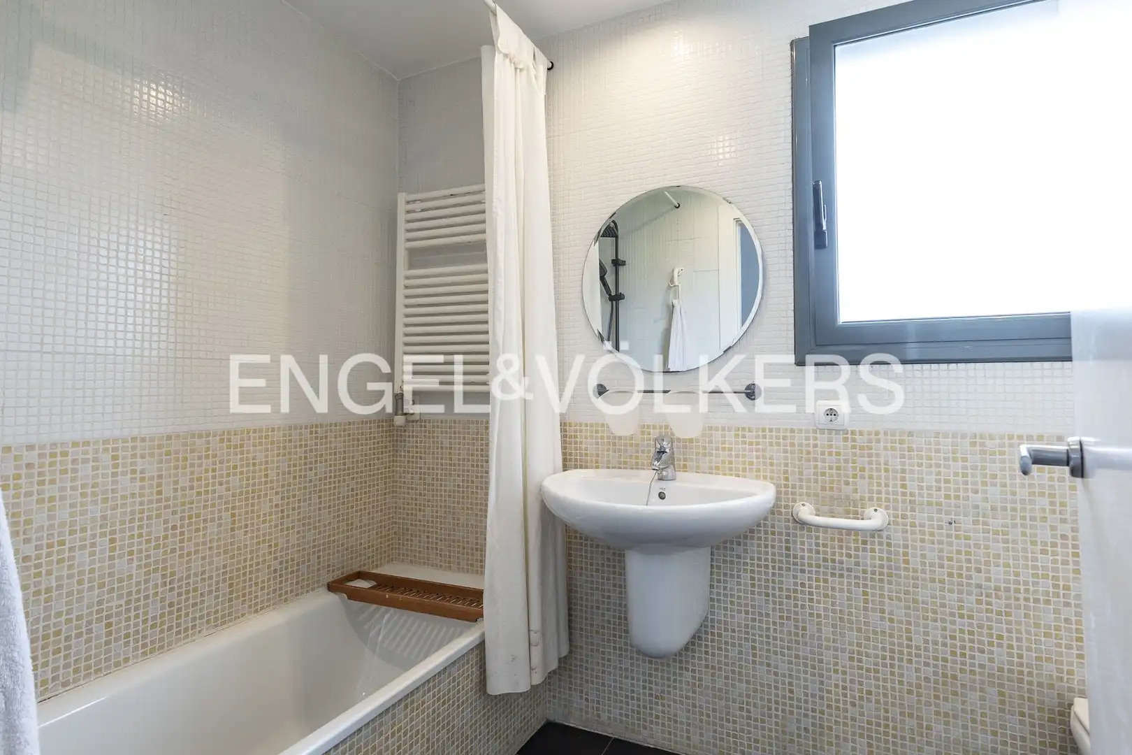 Baño de Casa adosada de alquiler en Tiana con Aire acondicionado, Calefacción y Jardín privado