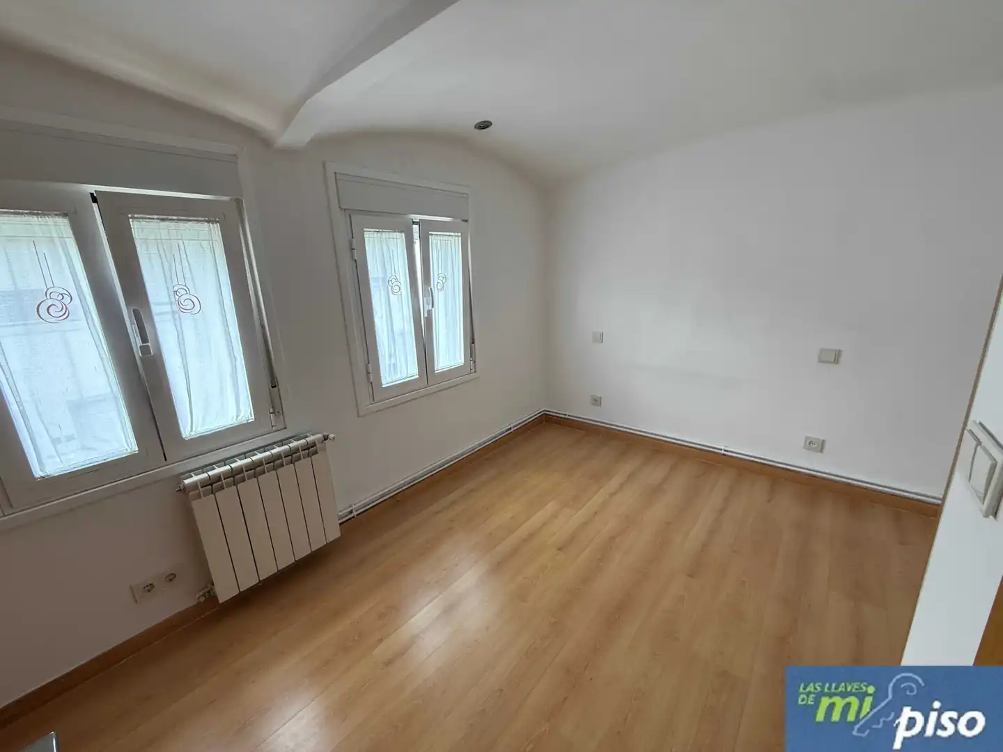 Dormitori de Casa adosada en venda en Cabezón de Pisuerga amb Calefacció, Jardí privat i Parquet